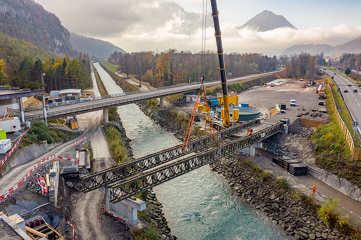 Einheben der Hilfsbrücke