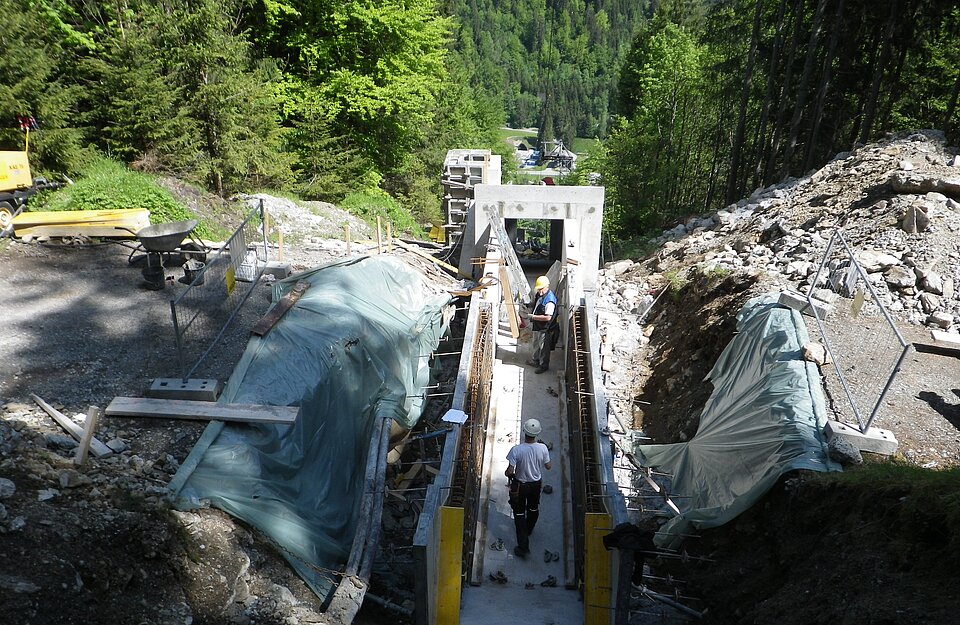 Zwei Jäger Bau Mitarbeiter bei der Arbeit auf der Baustelle