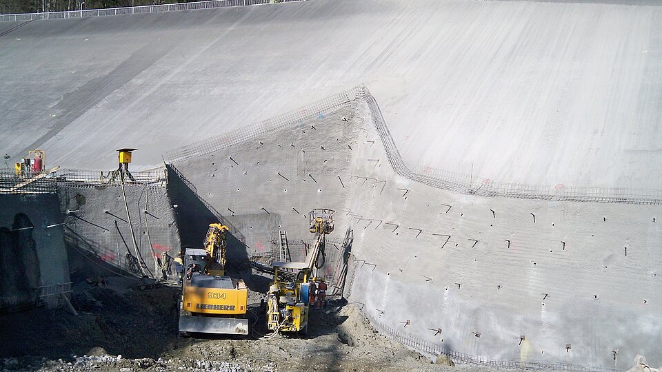 Voreinschnitt mit Spritzbetonankerwand mit Tunnelbagger und Bohrwagen