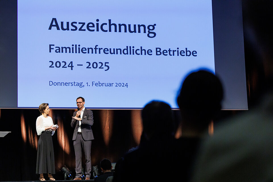 Moderatorin Martina Ess und Landeshauptmann Markus Wallner auf der Bühne