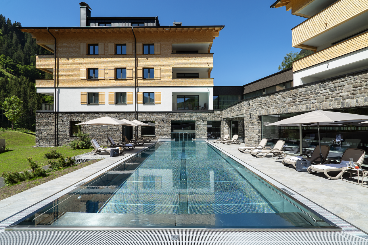 Außenansicht ArlbergResort Klösterle mit Pool
