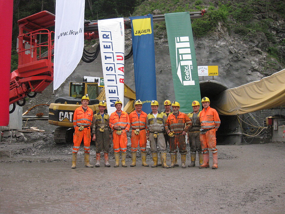 Gruppenfoto bei Feier vor dem Tunnelportal
