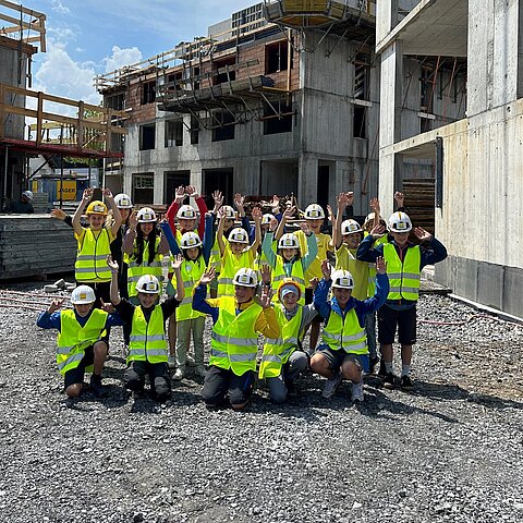 Gruppenfoto mit Kindern auf der Baustelle beim ich geh mit Tag