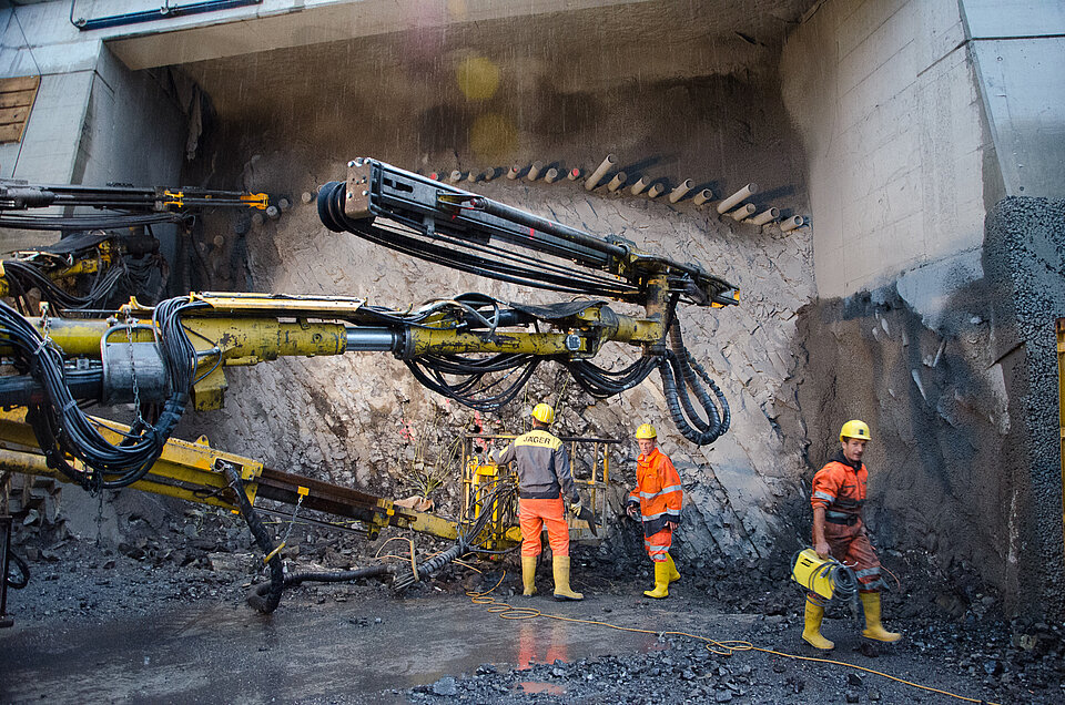 Sprengvortrieb unter Rohrschirm