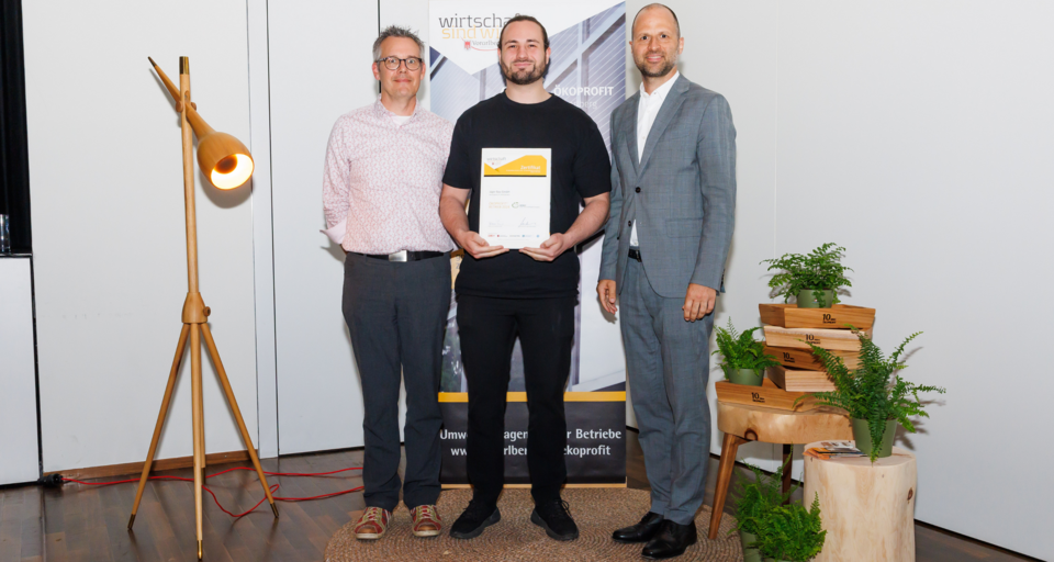 Verleihung Ökoprofit Zertifikat von LR Marco Tittler an Markus Grabher und Franz Marent von Jäger Bau
