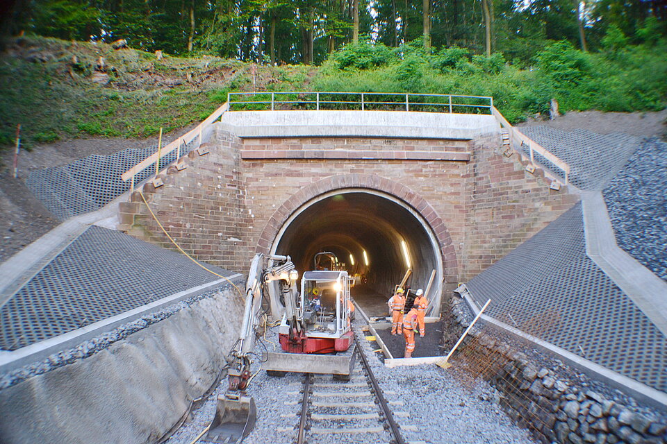 Fertigstellungsarbeiten beim Tunnelportal