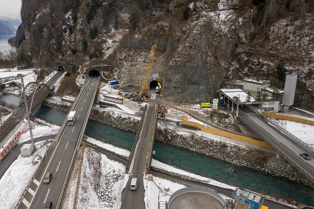 Luftbild, die vier Tunnelportale in der Übersicht