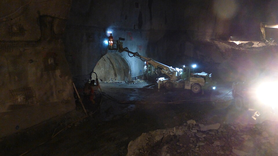 Mitarbeiter auf der Hebebühne im Tunnel