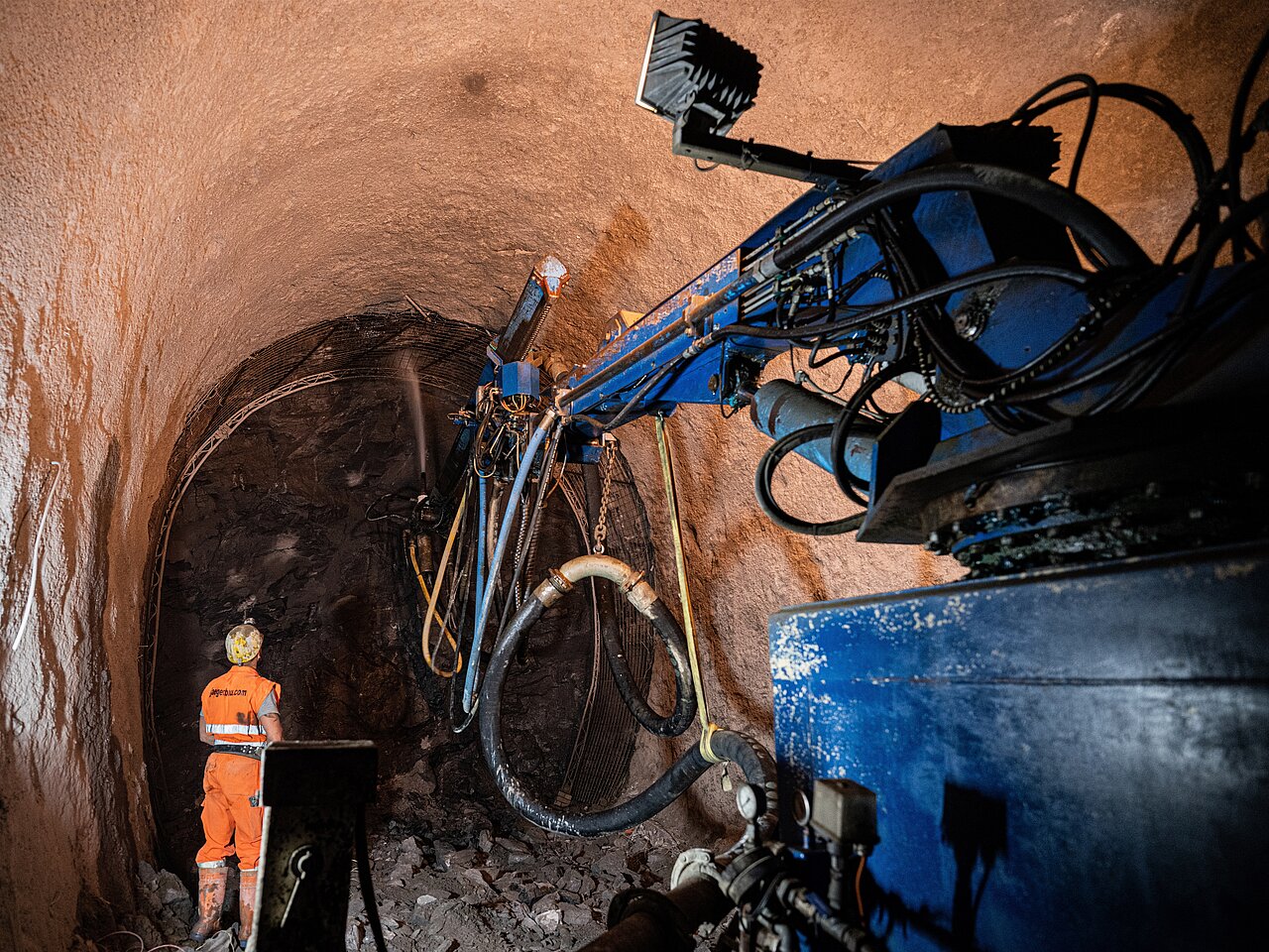 Jäger Bau Mitarbeiter bei Spritzbetonarbeiten im Tunnel