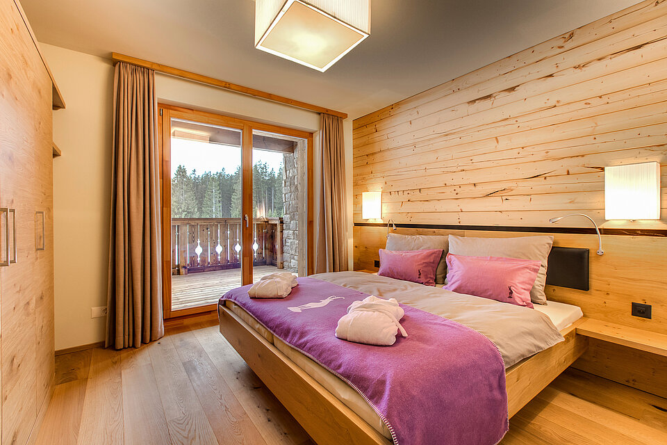 Priva Alpine Lodge Schlafzimmer im alpinen Stil im Penthouse Chalet
