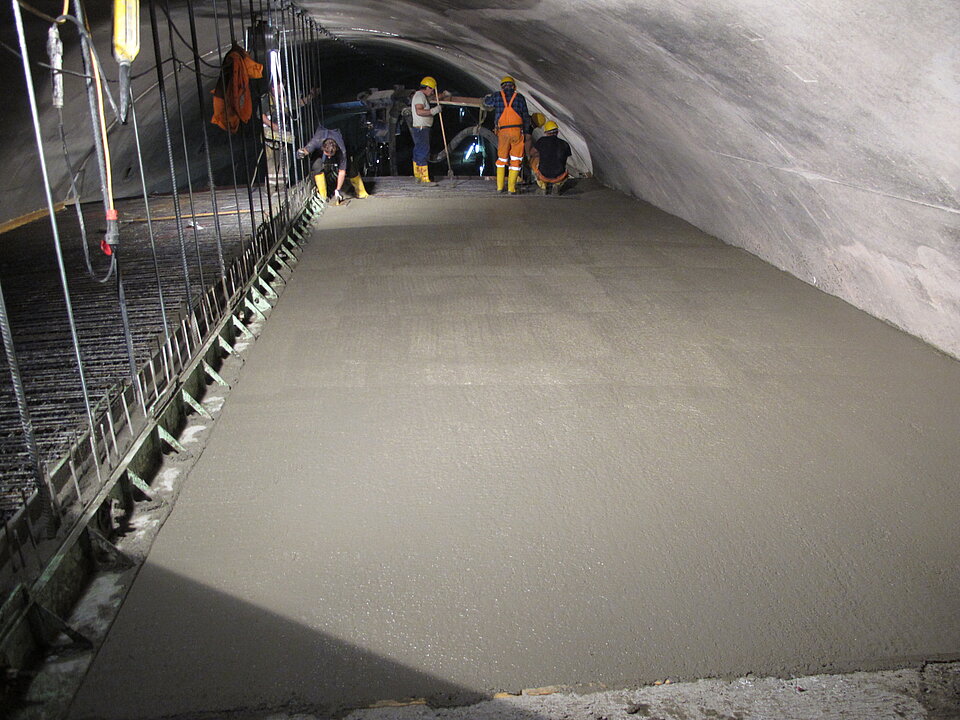 Mitarbeiter beim Betonieren der Zwischendecke