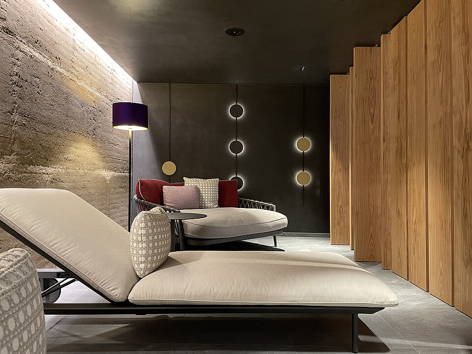 Liege in der Relaxarea im Hotel Petersobden