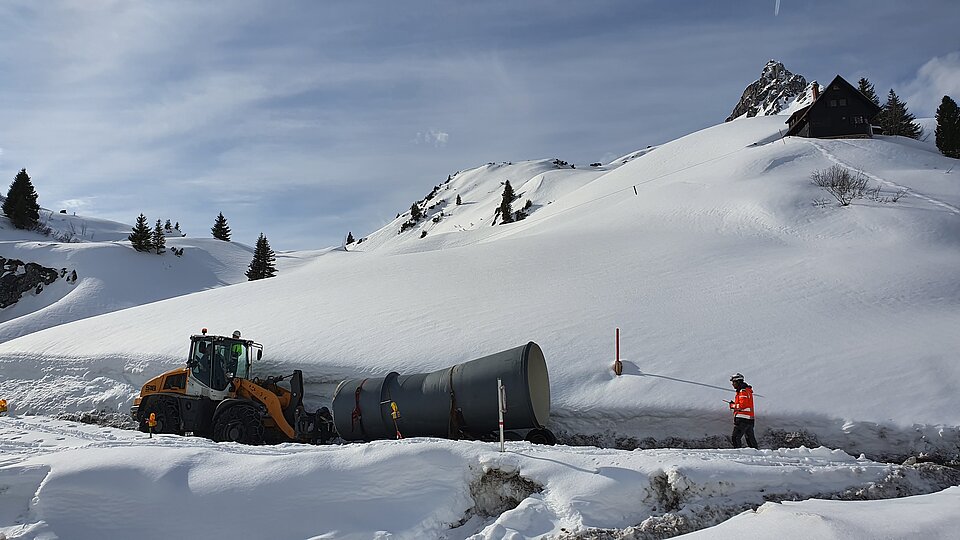 Rohrtransport im Winter mit Radlader