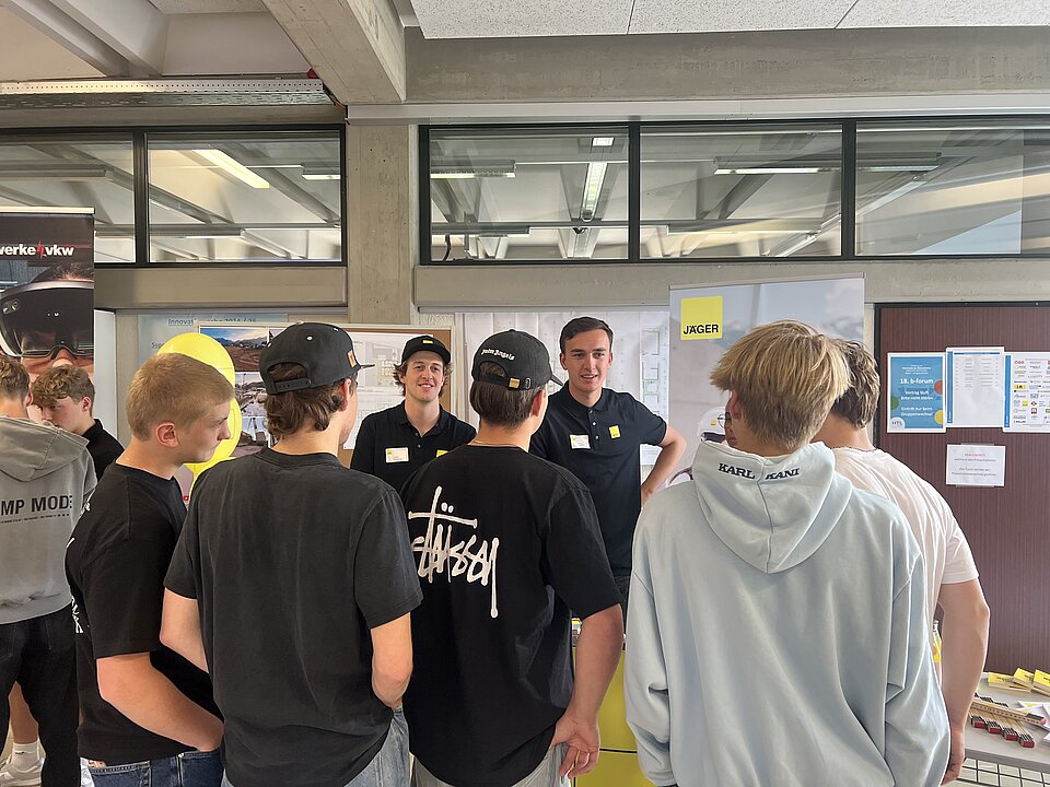 interessierte Schüler vor unserem Messestand beim HTL Bauforum