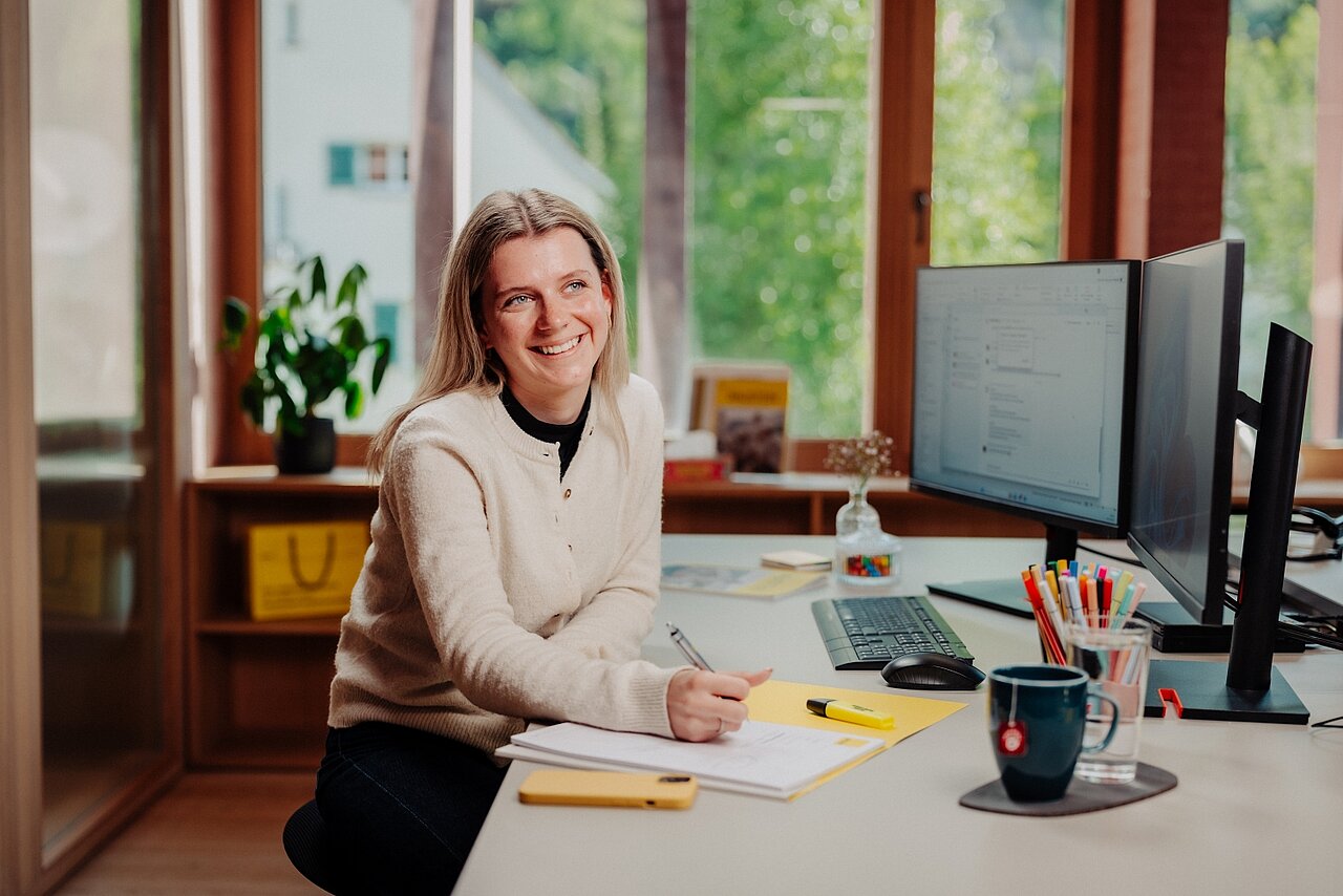 Jäger Bau Lehrling Bürokauffrau bei der Arbeit