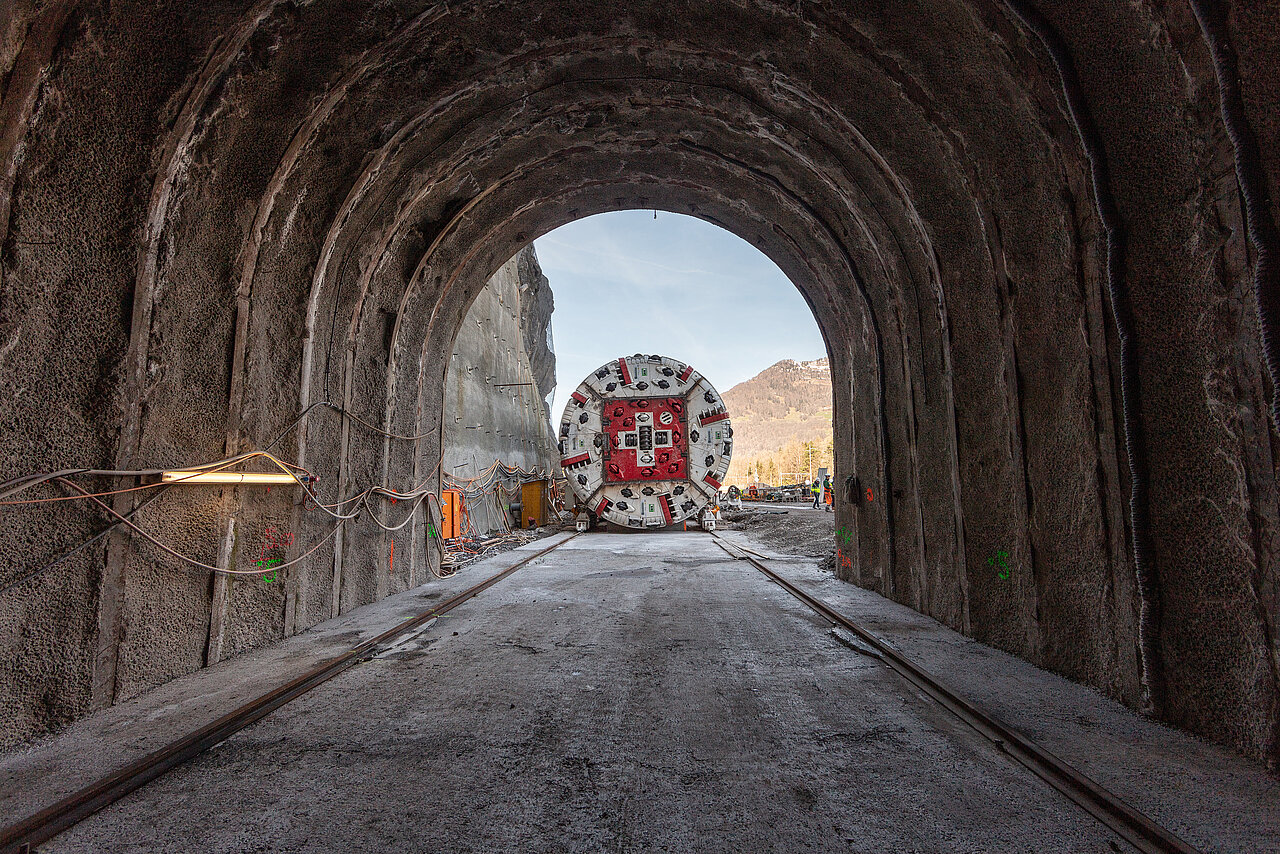 Blick aus der Startröhre auf die Tunnelbohrmaschine