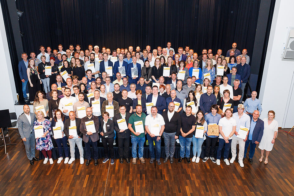 Gruppenfoto bei der Ökoprofit Verleihung 2024 im Vinomnasaal Rankweil
