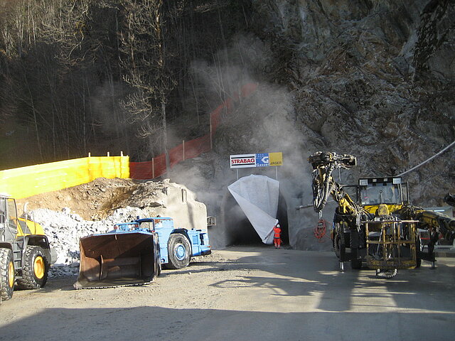 Tunnelportal mit Bohrwagen und Fahrlader
