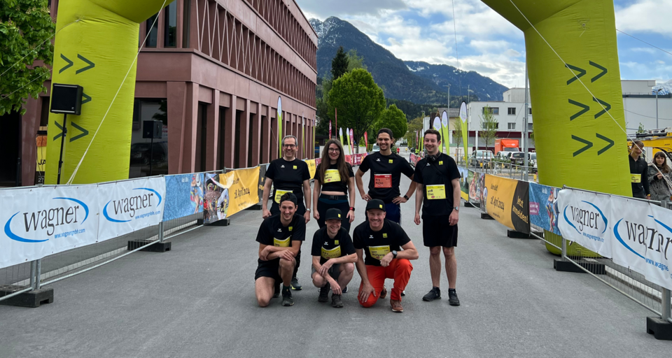 Gruppenfoto Jäger Bau Mitarbeiter bei Bludenz läuft