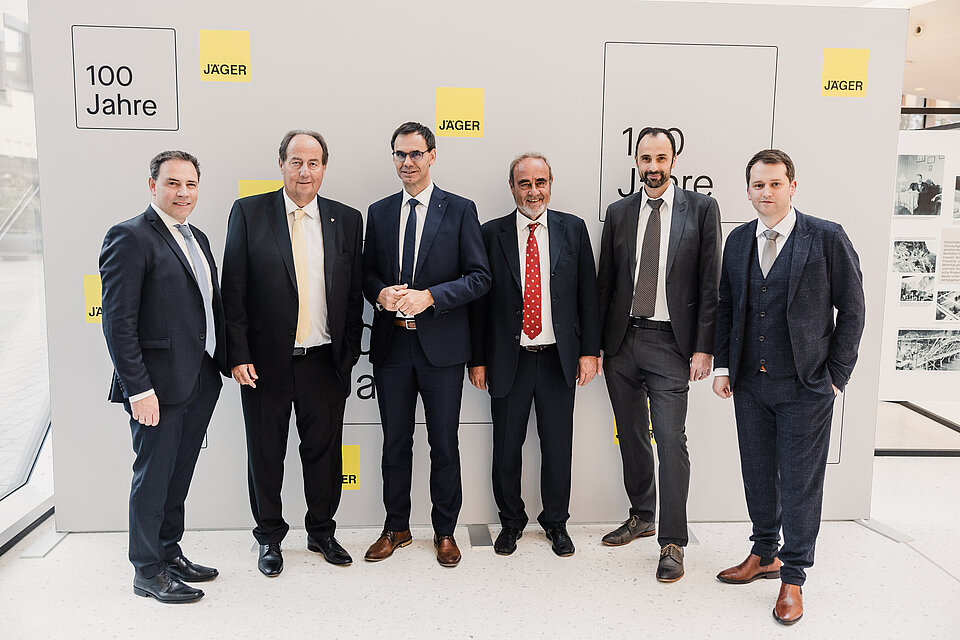 Gruppenfoto Geschäftsführer Jäger Bau mit LH Markus Wallner