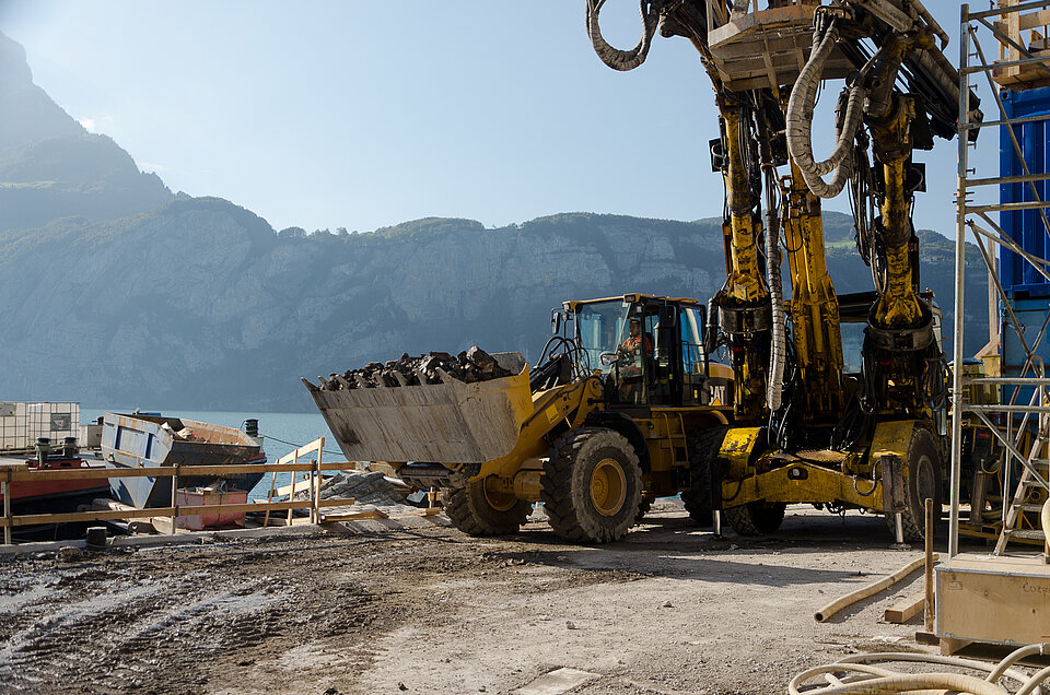 Radlader und Bohrwagen auf der Baustelle Läntigen