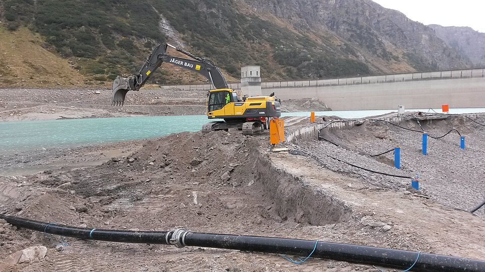 Bagger im Einsatz auf der Baustelle Obervermuntwerk II