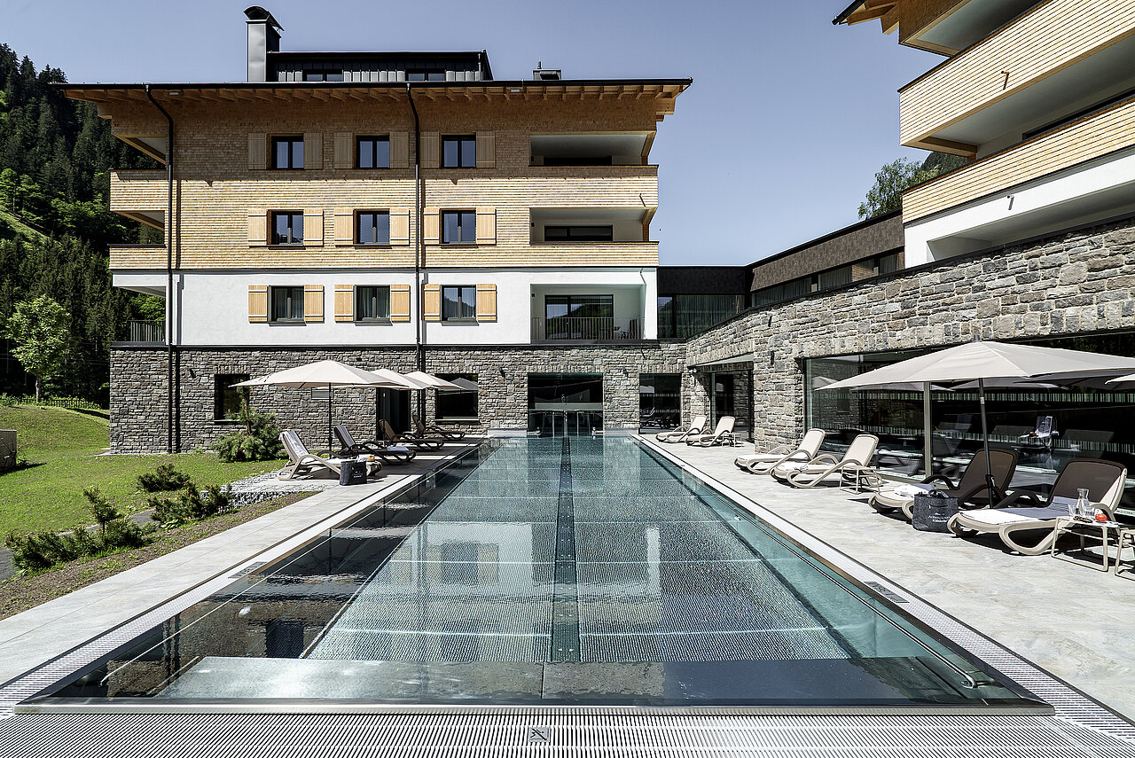 Arlberg Resort Klösterle Pool mit Resort im Hintergrund