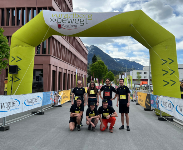 Gruppenfoto Jäger Bau Mitarbeiter bei Bludenz läuft