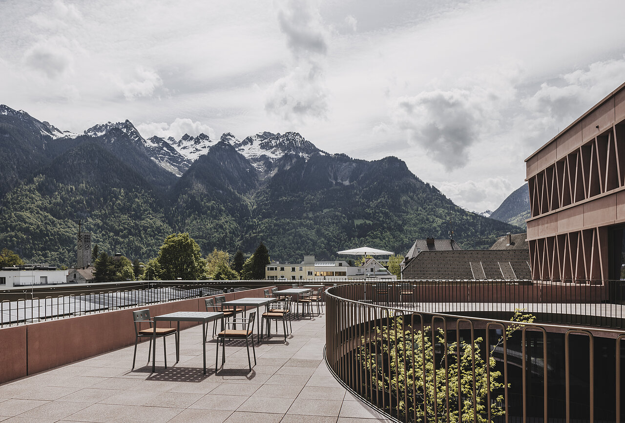 Dachterrasse Firmenzentrale Jaeger Bau mit Ausblick auf die Berge