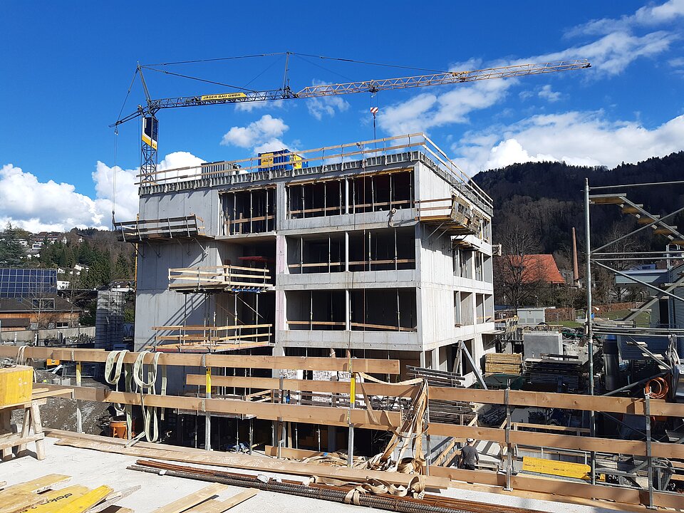 Baustelle im Überblick mit Kran