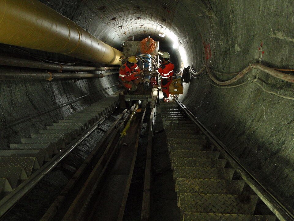 Zwei Mitarbeiter auf dem Nachlauf der Tunnelbohrmaschine