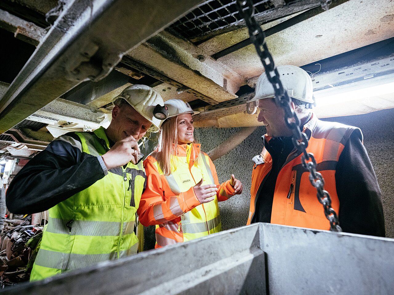 Drei Personen im Tunnel sprechen miteinander
