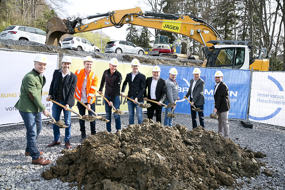 Gruppenfoto beim Spatenstich Hochwasserschutz Schwarzbach