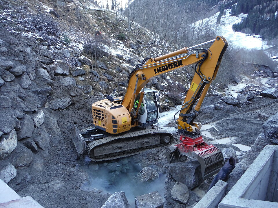 Bagger auf der Baustelle Palüdbach Brand