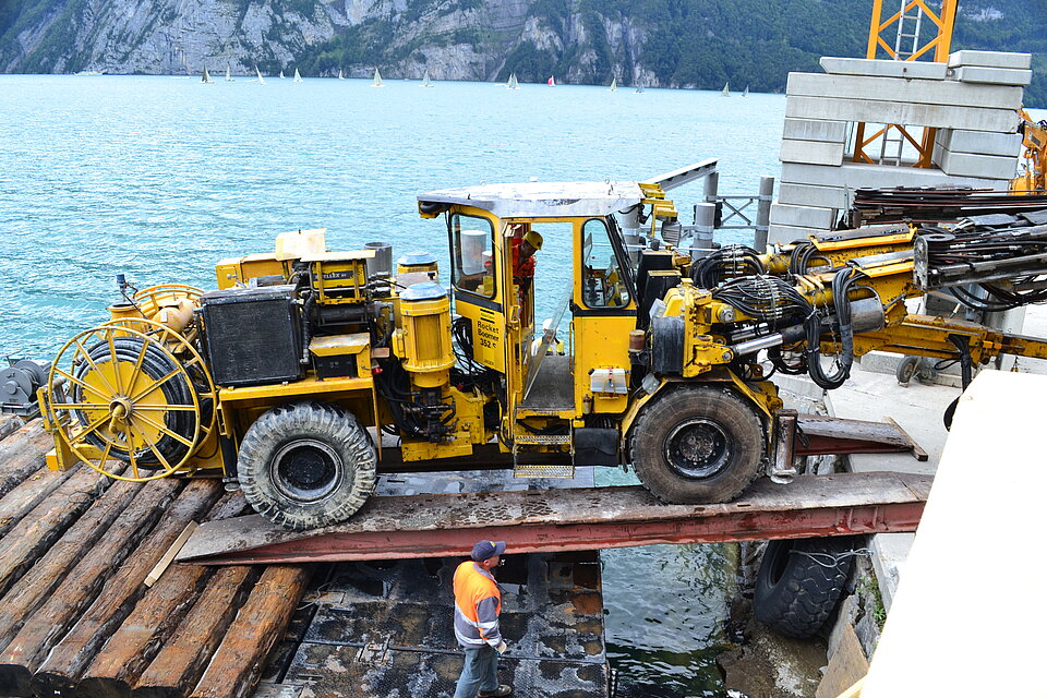 Antransport des Bohrwagens per Schiff
